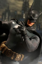 Подвижная фигурка Бэтмен восходящий Рыцарь от Mezco Toys 17 см.