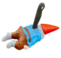 Статуэтка гномик убитый ножом в спину