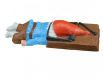 Статуэтка гномик прибит мышеловкой